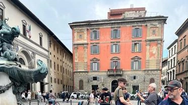 Attivisti di Fridays For Future a Firenze denunciano il ritardo nelle misure per il clima, con una performance simbolica a Piazza Santissima Annunziata. Sottolineano l'urgenza di agire e lanciano un messaggio di speranza.