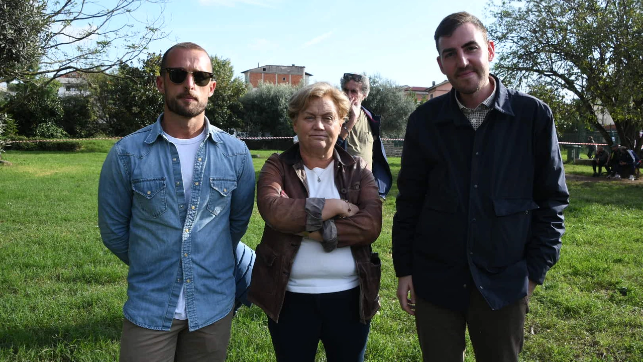 I consiglieri di opposizione Ivo Zaccagna, Dina Dell’Ertole e Daniele Tarantino. In alto, un momento dell’assemblea al Parco degli Ulivi (foto di Paola Nizza)