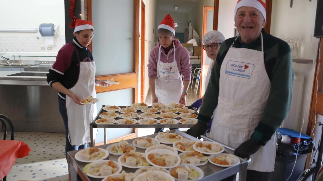 Volontari Caritas preparano il pranzo di Natale