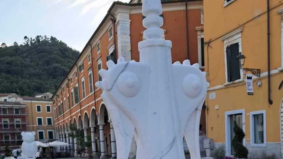 Danneggiato il cavatappi in marmo di piazza Alberica