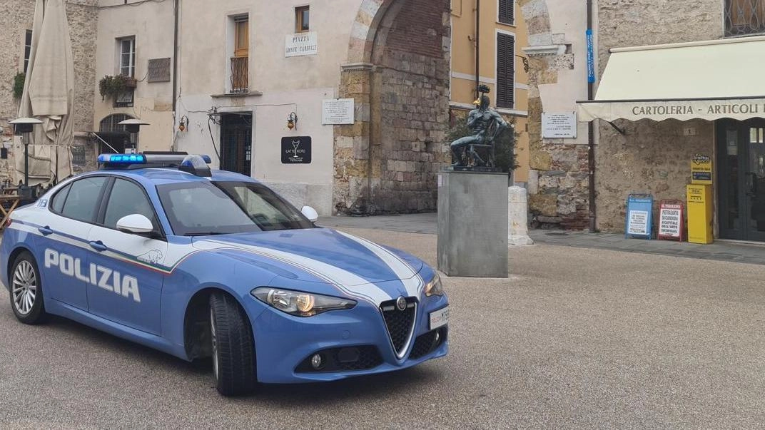 Una pattuglia della Polizia di Forte dei Marmi nella zona di piazza Carducci