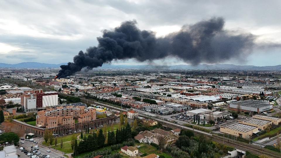 Esplosione di Calenzano: stop ai treni sulla Firenze Prato, chiusa l’uscita dell’A1 a Calenzano