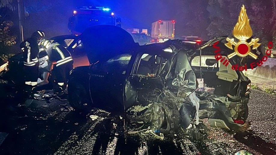 Incidente sull'Autopalio Firenze-Siena: cinque feriti e quattro vetture coinvolte. Uno grave trasportato in codice rosso. Secondo sinistro in poche ore sulla stessa superstrada. Intervento dei vigili del fuoco.