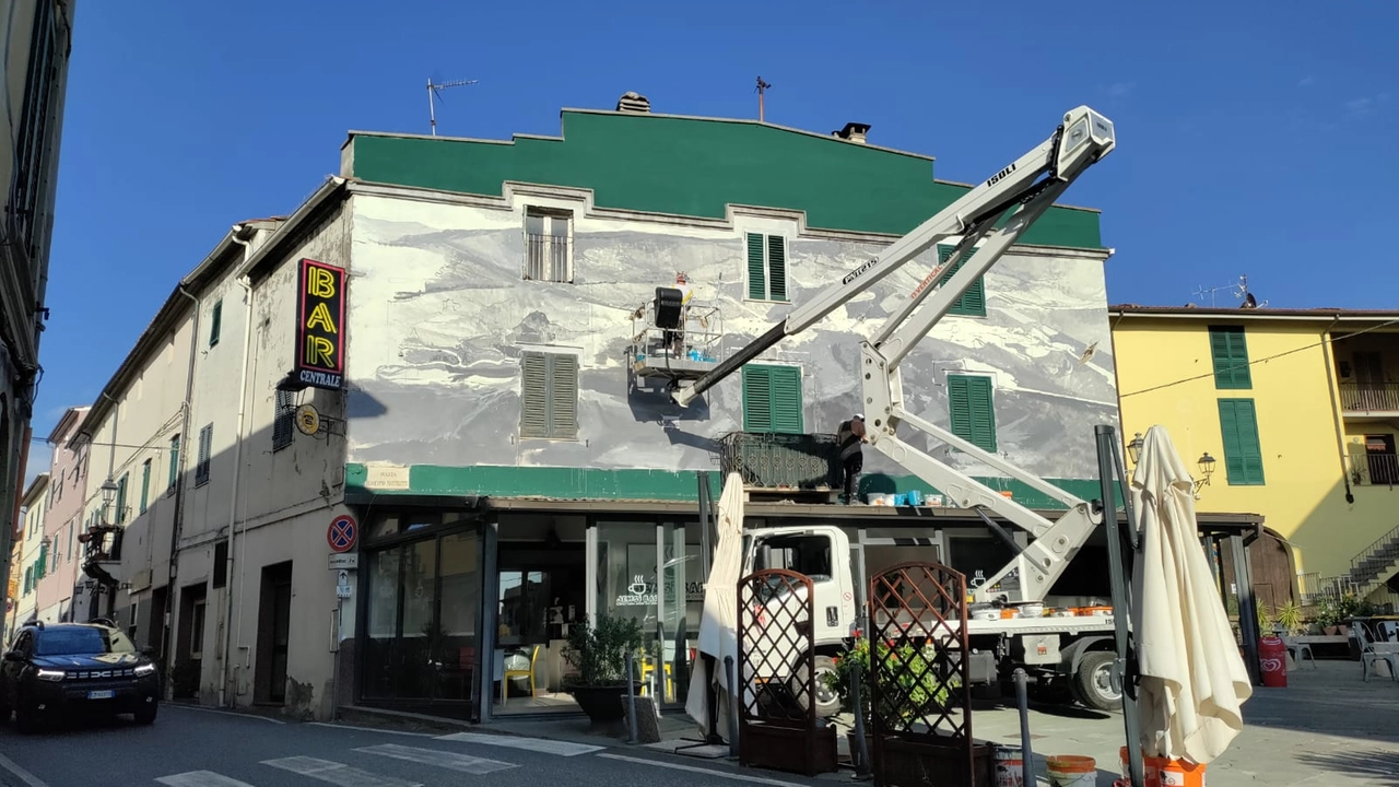 la parete in piazza Giacomo Matteotti a Riparbella