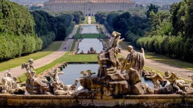 La Reggia di Caserta disegnata per i Borbone da Luigi Vanvitelli: sotto lo studioso Carlo Francini mentre riceve il premio ’Centurione’ . A lui si deve la scoperta della genealogia di Luigi Vanvitelli