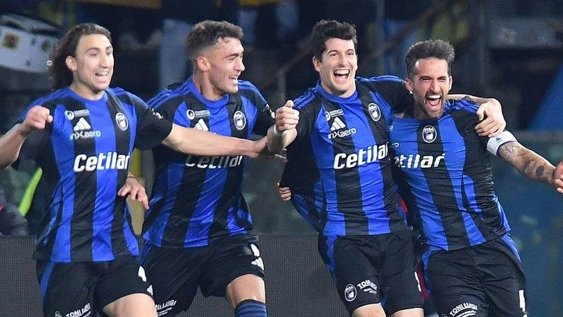 La gioia dei calciatori nerazzurri dopo il gol realizzato da Caracciolo contro la Carrarese (foto Masotti per Valtriani)