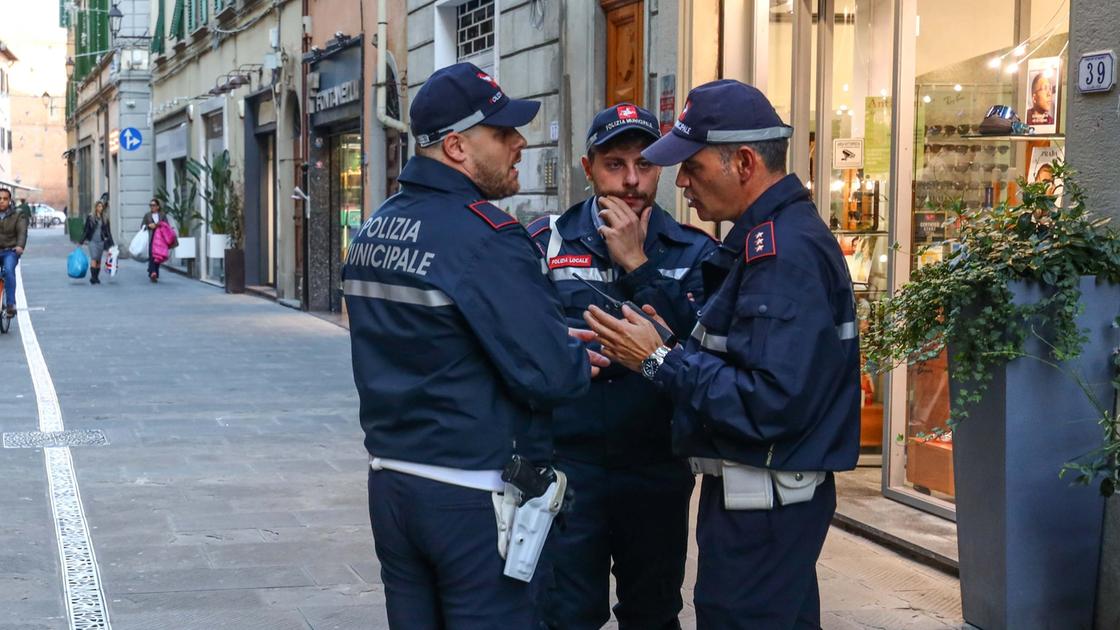 Molesta i clienti in centro e strattona gli agenti, ventenne denunciato