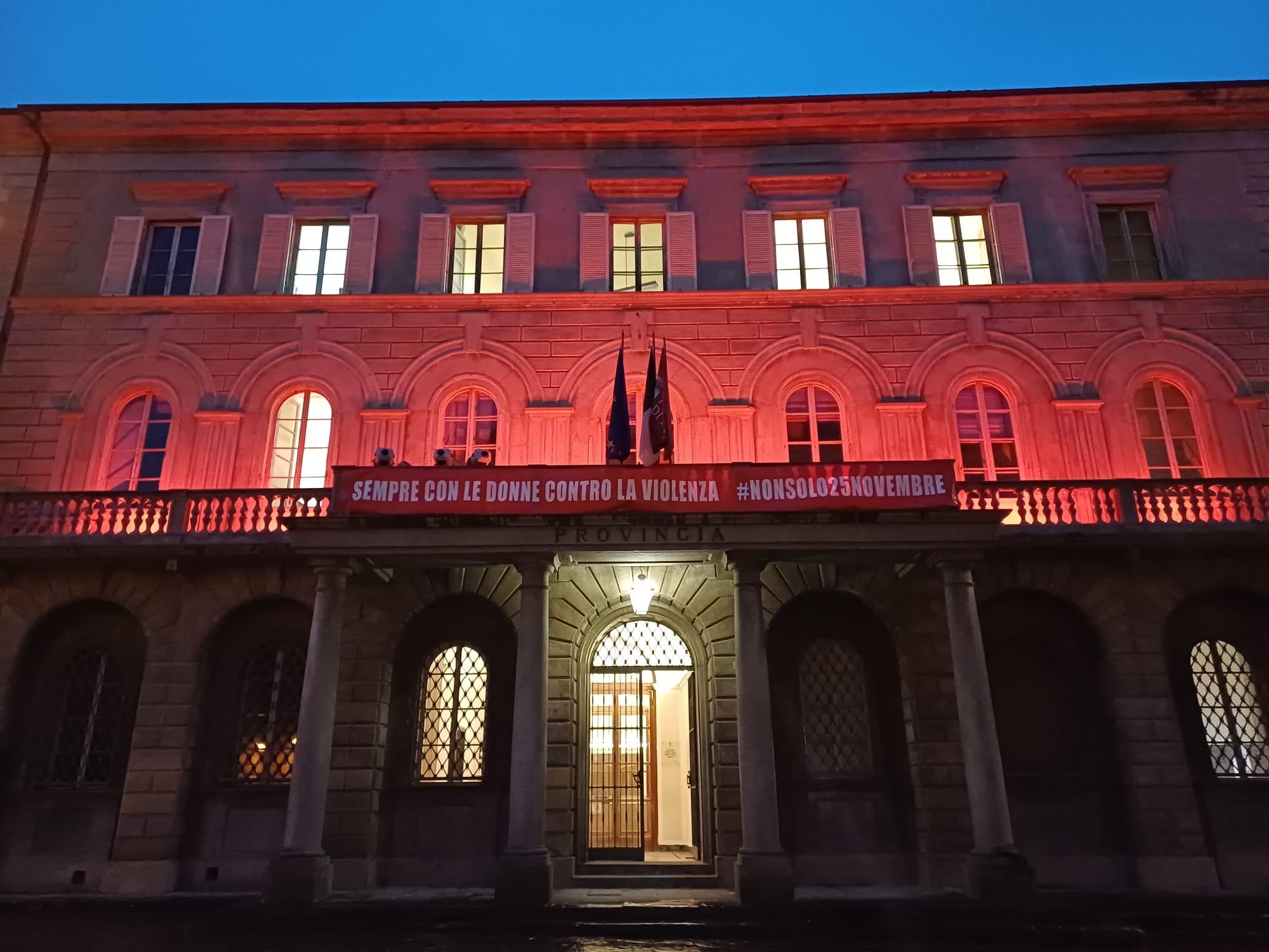 La sede del Palazzo della Provincia di Arezzo si tinge di rosso