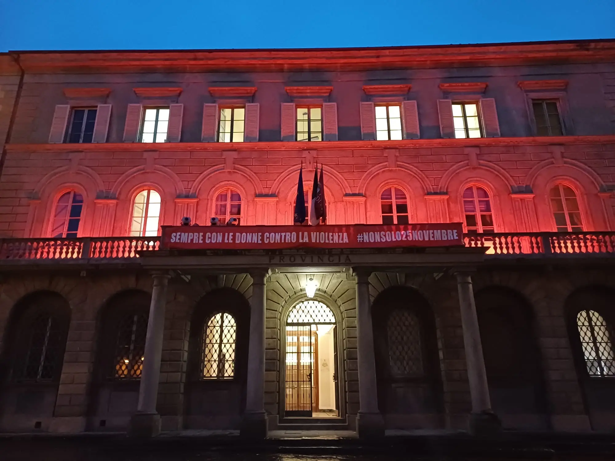 La sede del Palazzo della Provincia di Arezzo si tinge di rosso