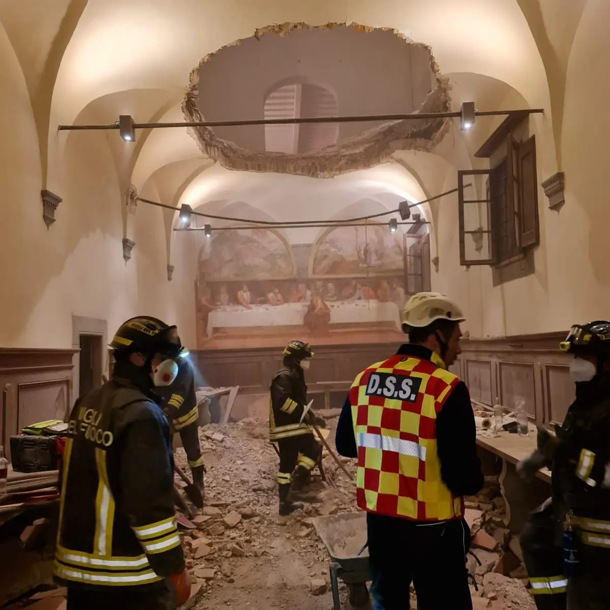 Cede il solaio durante la festa di matrimonio, un anno fa il crollo nell’ex convento di Giaccherino