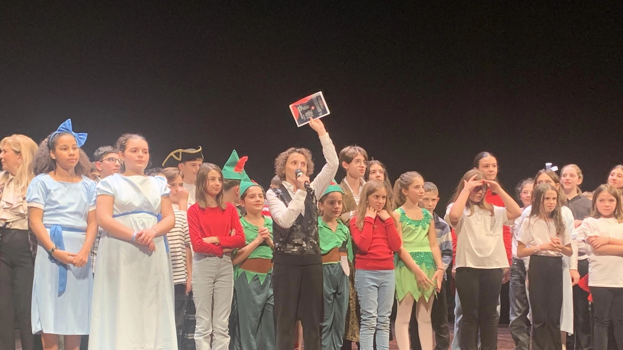 "Noi piccoli ma grandi" è lo spettacolo andato in scena al Manzoni . Sul palco, gli studenti delle primarie e delle medie Anna Frank. .