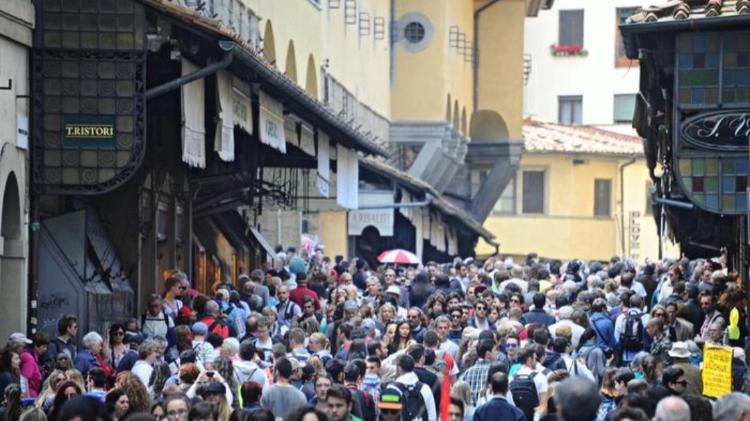 L'uomo stava suonando su Ponte Vecchio (foto Ansa)