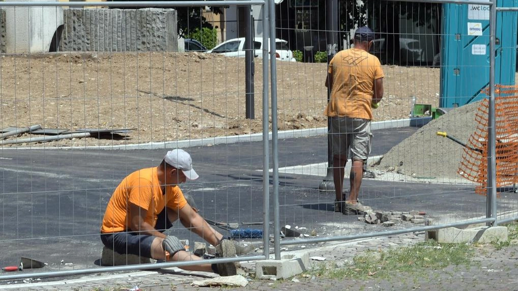 Operai durante il turno di lavoro in un cantiere (foto d’archivio)