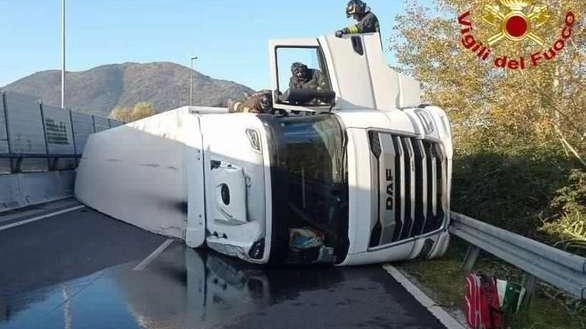 Paura in autostrada. Camion ribaltato . Disagi per la circolazione