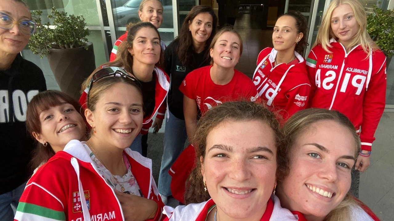 Sopra la squadra femminile pisana Qui a fianco il galeone rosso