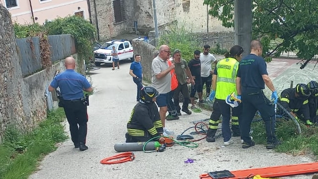 I soccorsi sul luogo dell'incidente mortale a Pietrasanta. Sono intervenuti il 118, i vigili del fuoco, carabinieri e polizia municipale