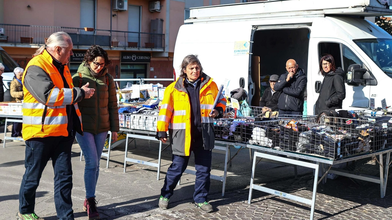 L’assessora Laura Mannucci insieme a due operatori Alia (Gasperini/Germogli)