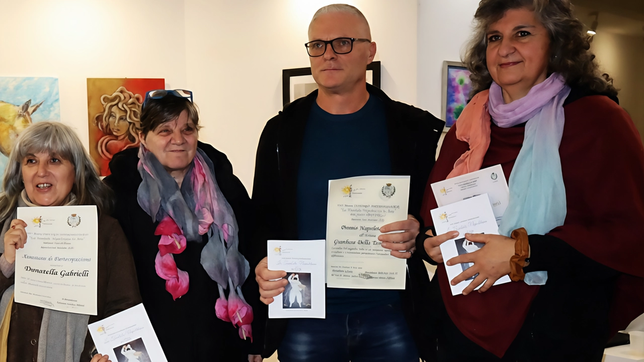 I premiati durante l’inaugurazione della mostra collettiva all’Associazione ’Artemisia’: l’arte per l’inclusione