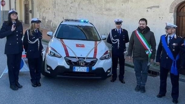 Il sindaco Edoardo Prestanti con gli agenti della polizia municipale