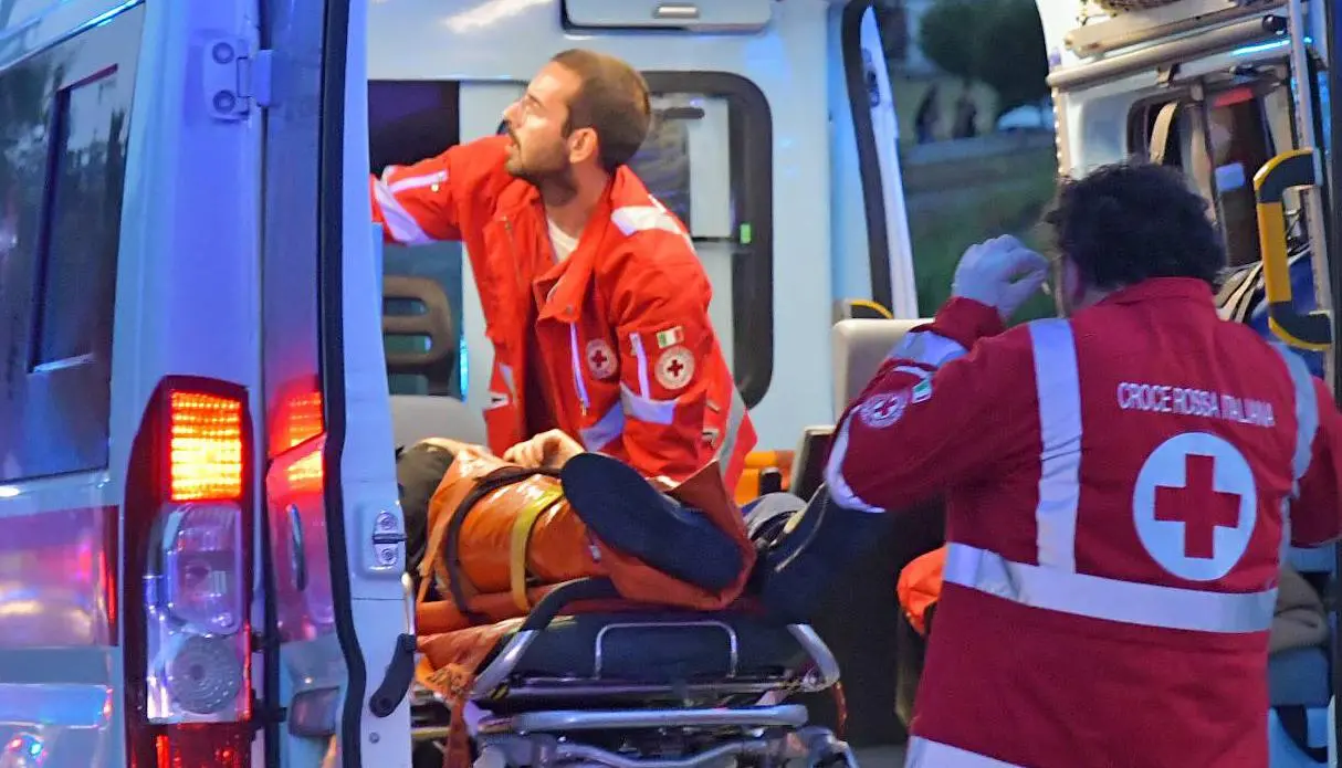 L’aggressione in strada. Volontario picchiato durante un soccorso