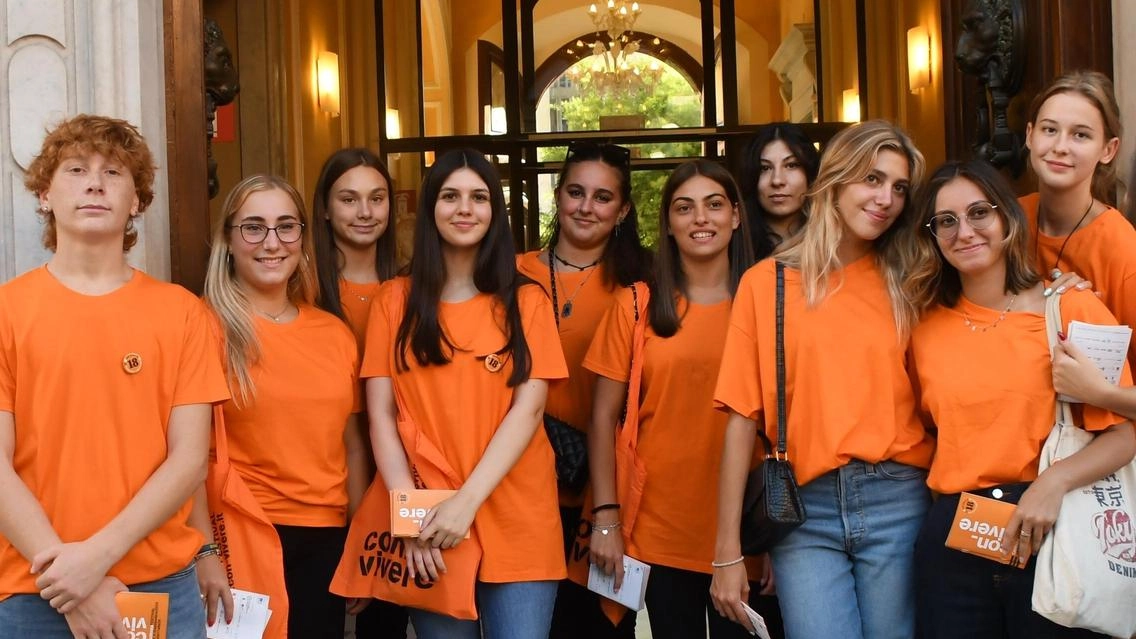 L’esercito delle magliette arancioni,. i giovani coinvolti nell’accoglienza del Festival Con-Vivere. In programma anche numerose iniziative dedicate alle scuole