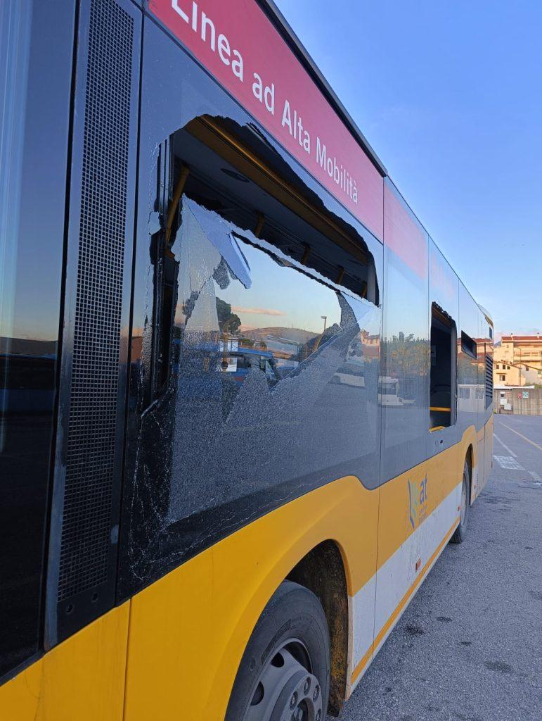 Derby Prato Pistoiese, bus vandalizzati dai tifosi arancioni