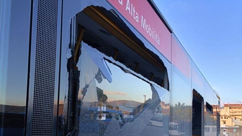 Un bus vandalizzato