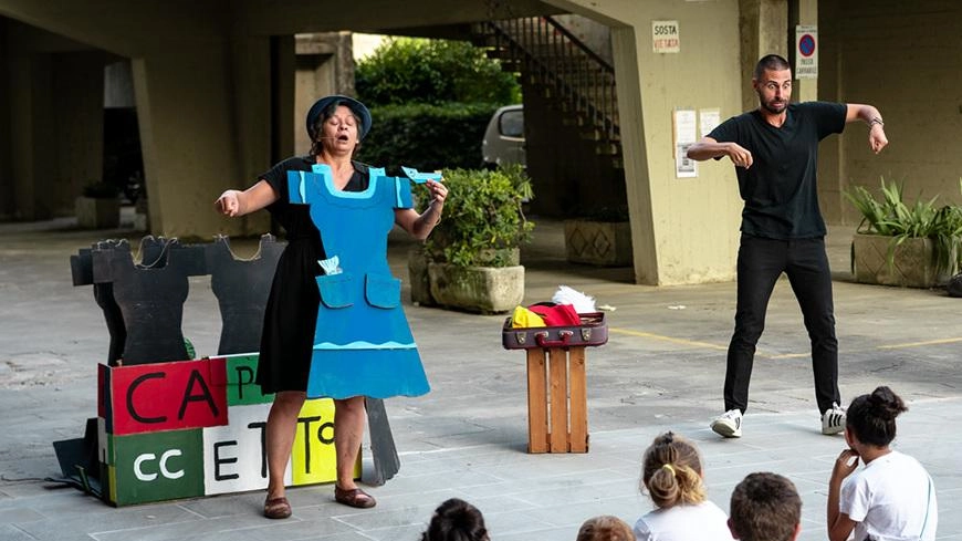 La piazza del Girone a Fiesole ospita spettacoli culturali gratuiti in spazi pubblici insoliti. Prossimi appuntamenti con teatro per bambini e performance per adulti.