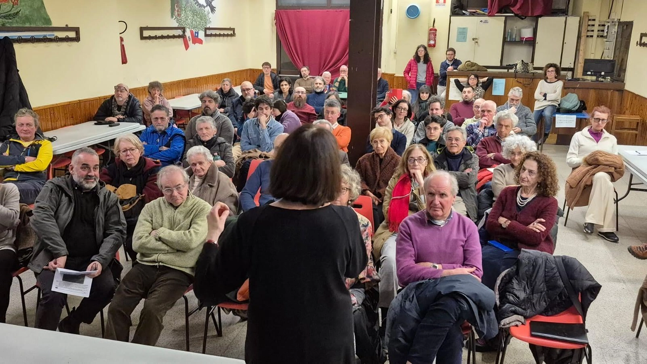 Un momento della partecipata assemblea che si è svolta l’altra sera al circolo Garibaldi di Pistoia su iniziativa del Comitato