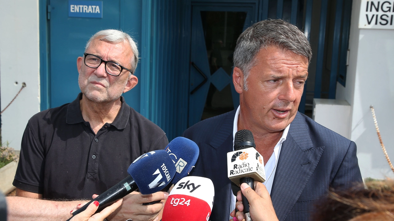 Renzi e Giachetti all'esterno del carcere di Sollicciano (New Press Photo)