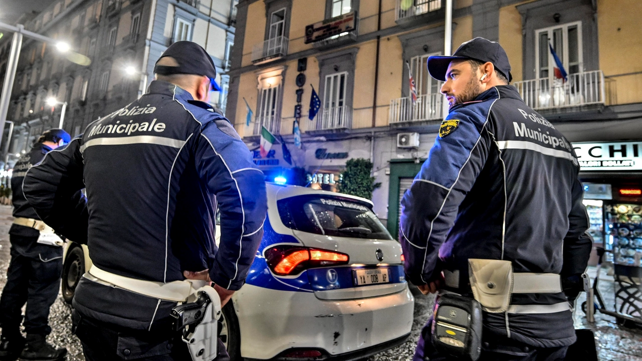 Agenti della Polizia Municipale durante un controllo