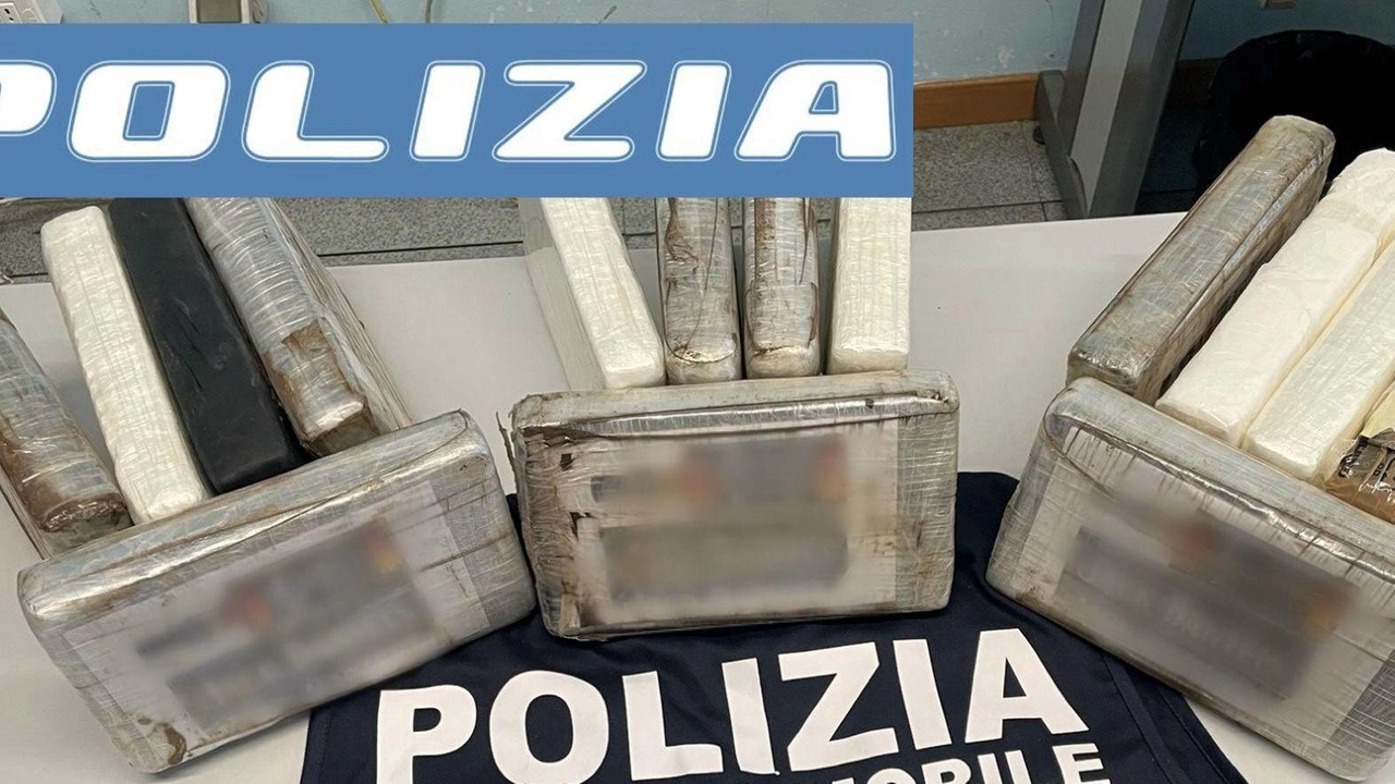 Gli agenti della squadra mobile hanno notato che guidava in modo anomalo. Perquisizione: nel bagagliaio il ’tesoro’. Arrestato un 29enne incensurato.