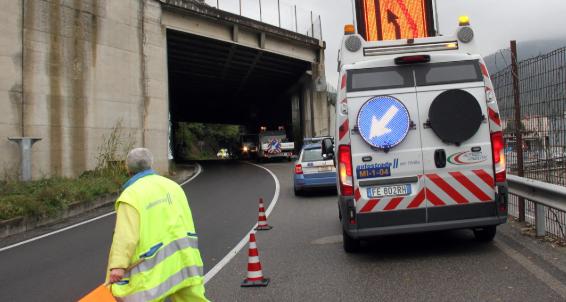 Era padre di una bimba di 3 anni: muore investito in A1, lavorava nel cantiere