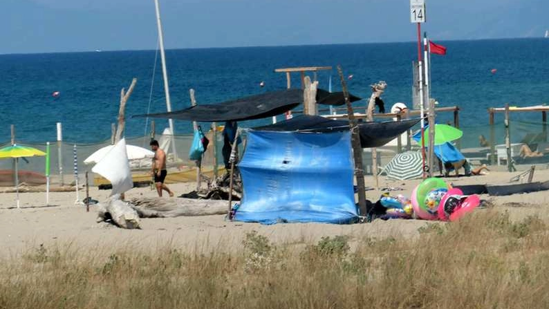 La spiaggia di Vecchiano (Foto Umicini)