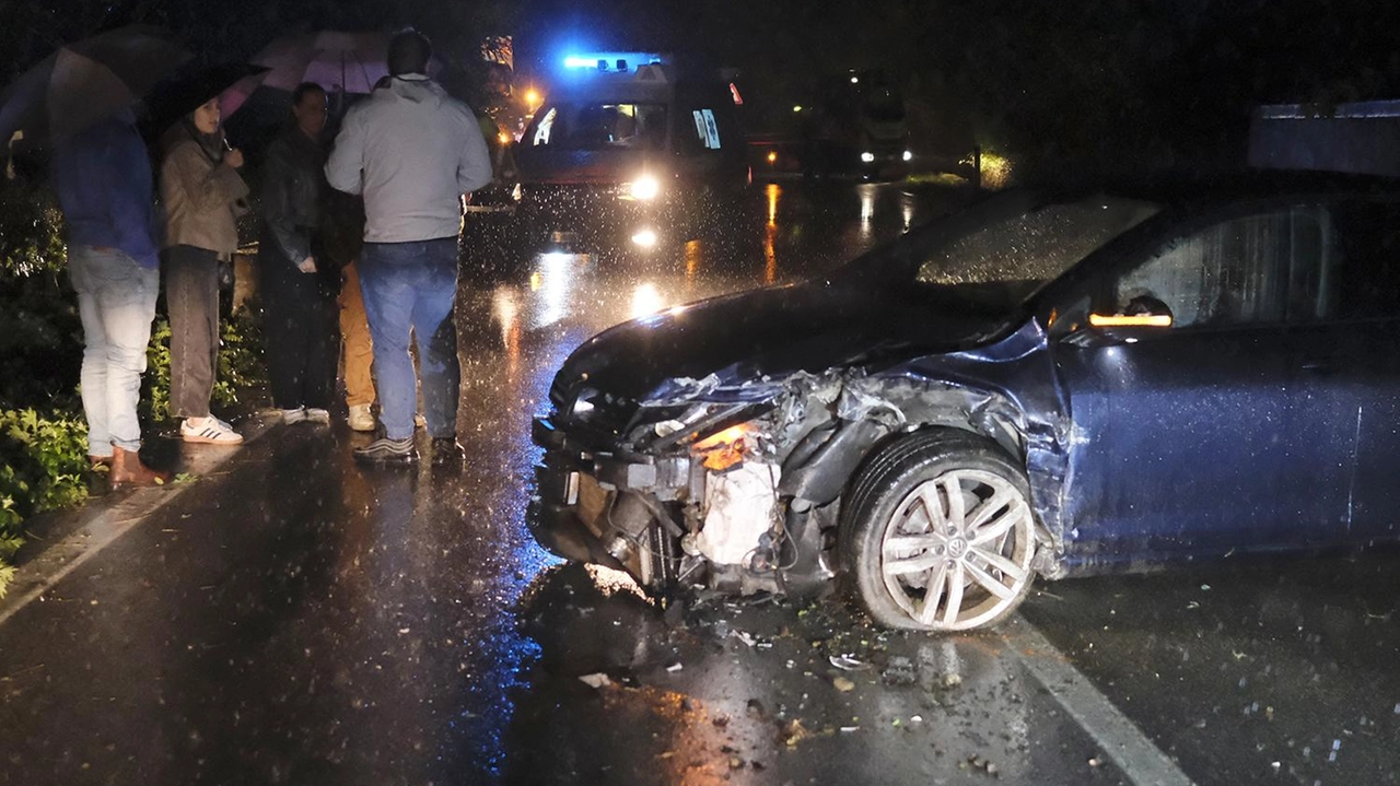 Incidente notturno a Villafranca: auto si schianta contro un muro a causa della velocità eccessiva. Conducente fuggito per evitare responsabilità, passeggero extracomunitario ferito. Autorità indagano sul caso.