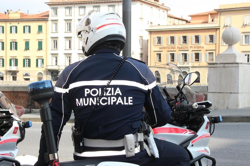 https://www.lanazione.it/image-service/view/acePublic/alias/contentid/MWEyOWUyZGEtYzJiOS00/0/la-polizia-municipale-in-azione-in-citta.jpeg