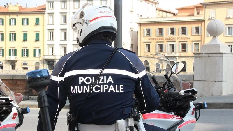 La polizia municipale in azione in città