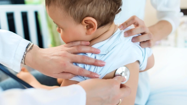Bambino viene visitato in pediatria. La Regione fa partire una lotta al virus sinciziale. Che può essere pericoloso nei bambini