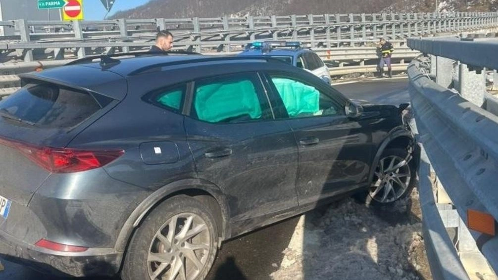 L’auto dei fuggitivi schiantatasi contro un guardrail in autostrada: i tre sono stati arrestati dalla Polizia