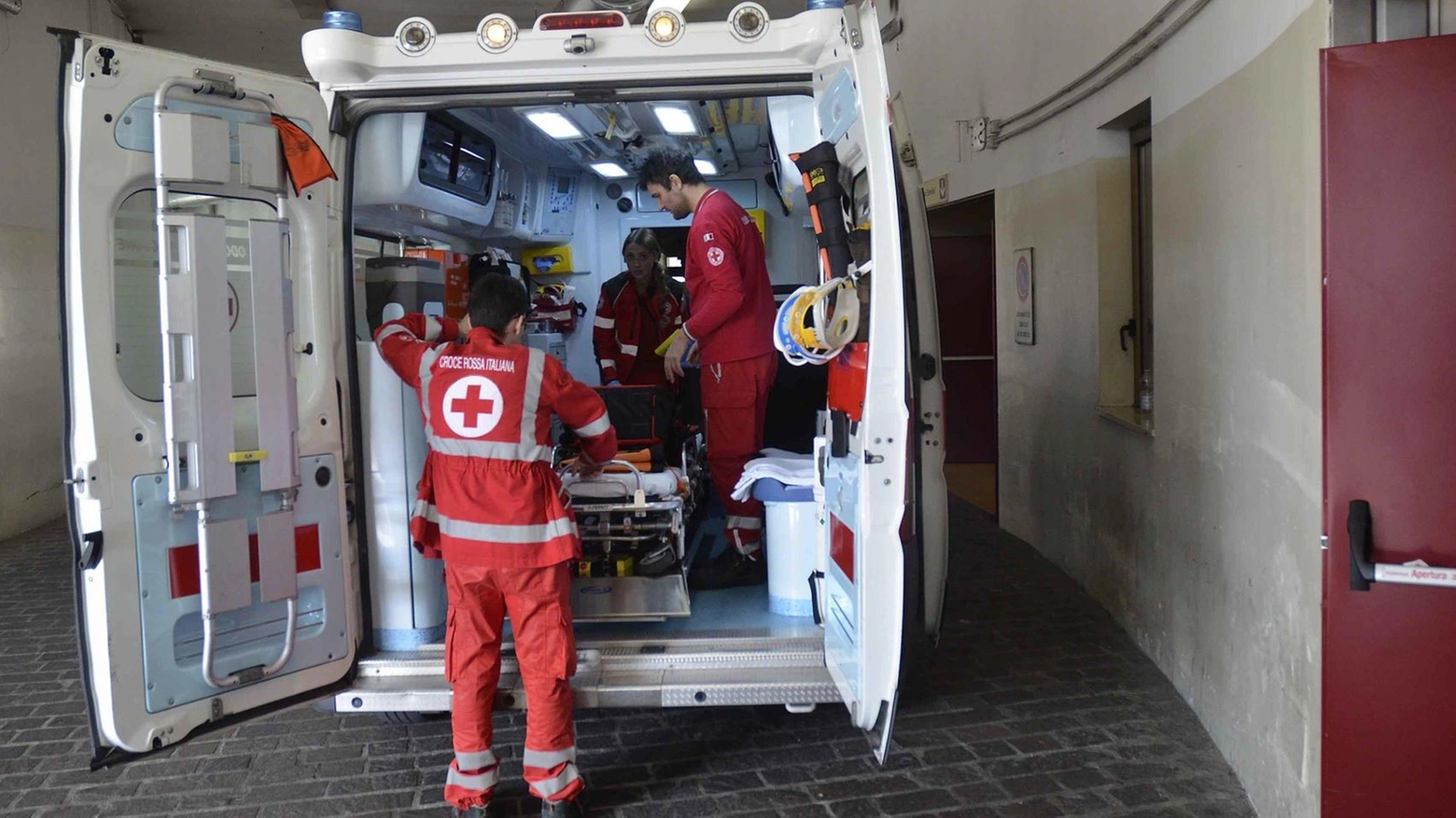 Schianto per salvare una vita. Ambulanza contro scooter. Gravissimo in ospedale a 16 anni