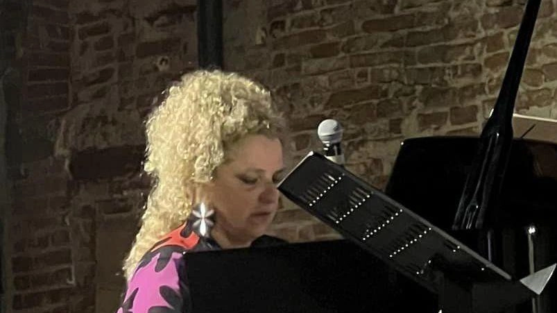 "Sold out" per la seconda serata di Lucca Jazz Donna, nel Chiostro di Santa Caterina. Christianne Nevess (piano, nella foto) e...