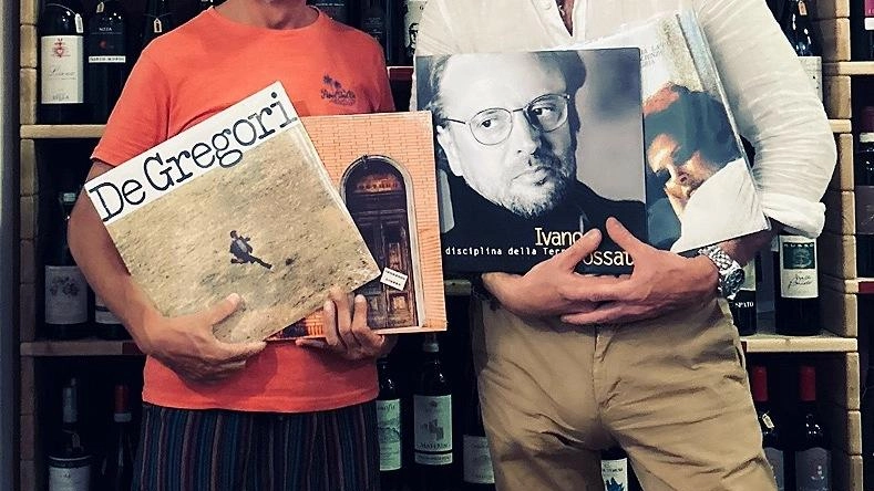 A sinistra Massimo Monacci, a destra Fabrizio Bartelloni dell’enoteca l’Avvelenata palcoscenico della rassegna che abbina vino e musica