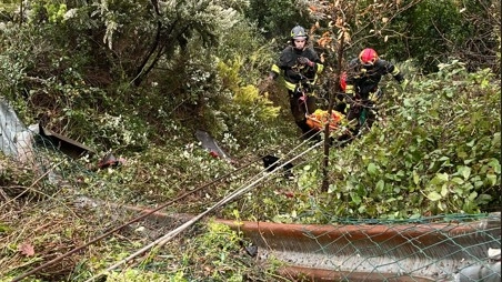 L'intervento dei vigili del fuoco per l'incidente stradale