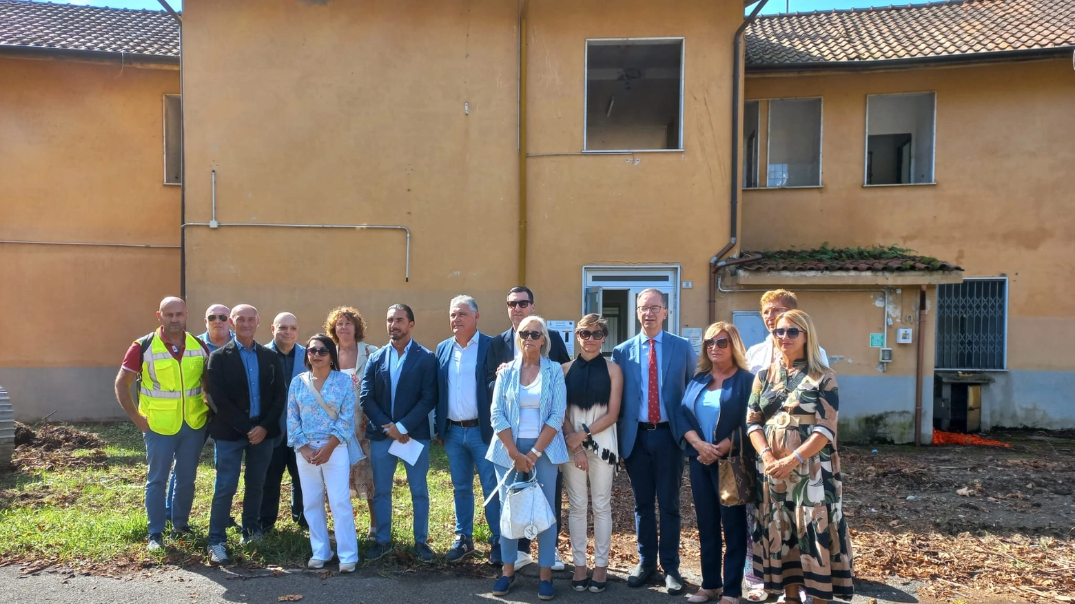 A Bolano la demolizione del vecchio edificio alla presenza delle autorità