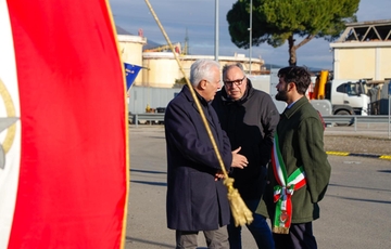 Il dolore e la rabbia: "Vogliamo vedere dove è morto nostro padre". I familiari davanti al rogo