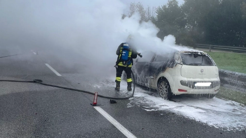 I vigili del fuoco spengono l'incendio