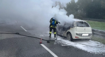 L’incendio dell’auto inizia in galleria: il conducente riesce a portare il mezzo fuori