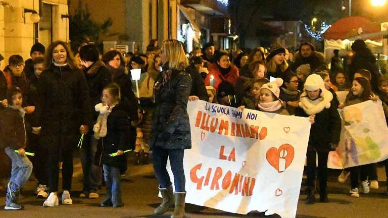 La protesta dei genitori durante il mandato dei 5 stelle per la riapertura della scuola