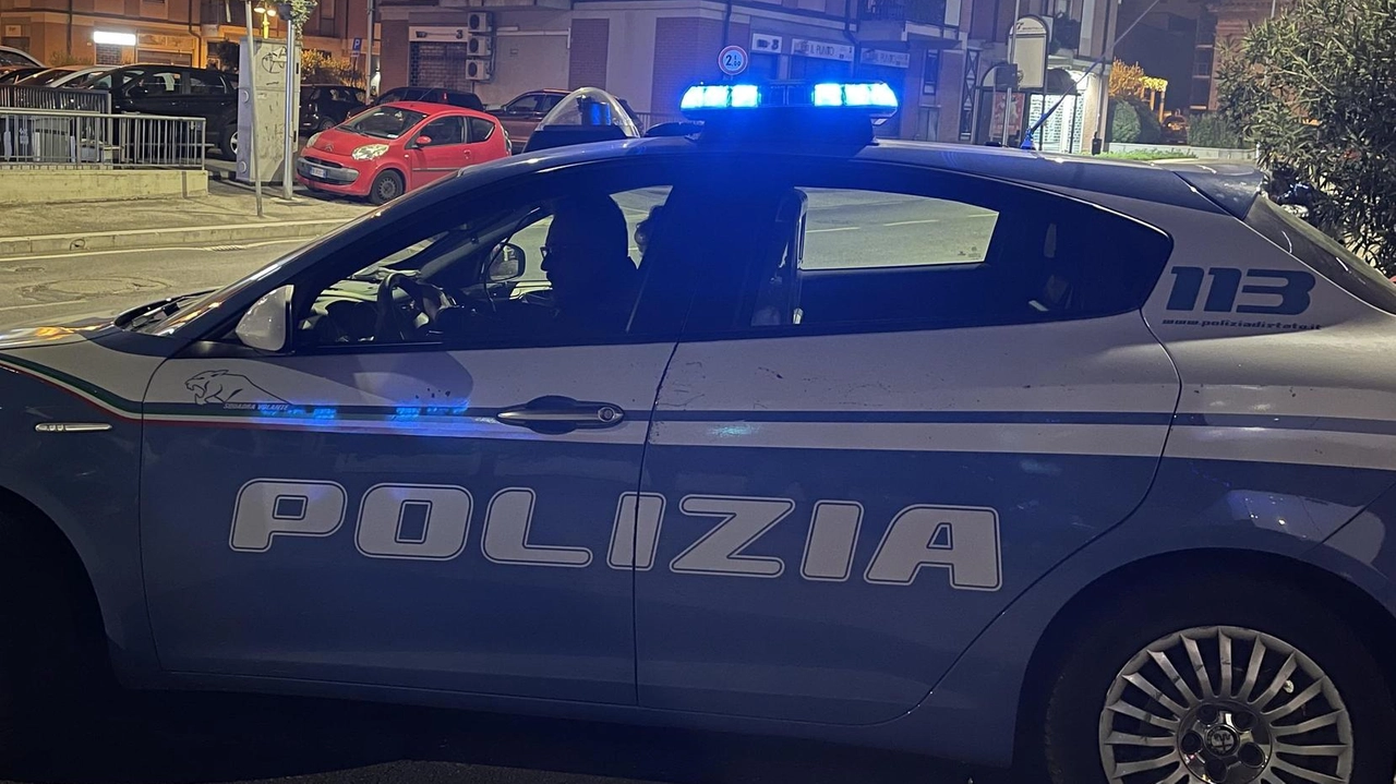 Le indagini sono condotte dagli agenti di polizia che stanno lavorando per identificare l’aggressore del 28enne