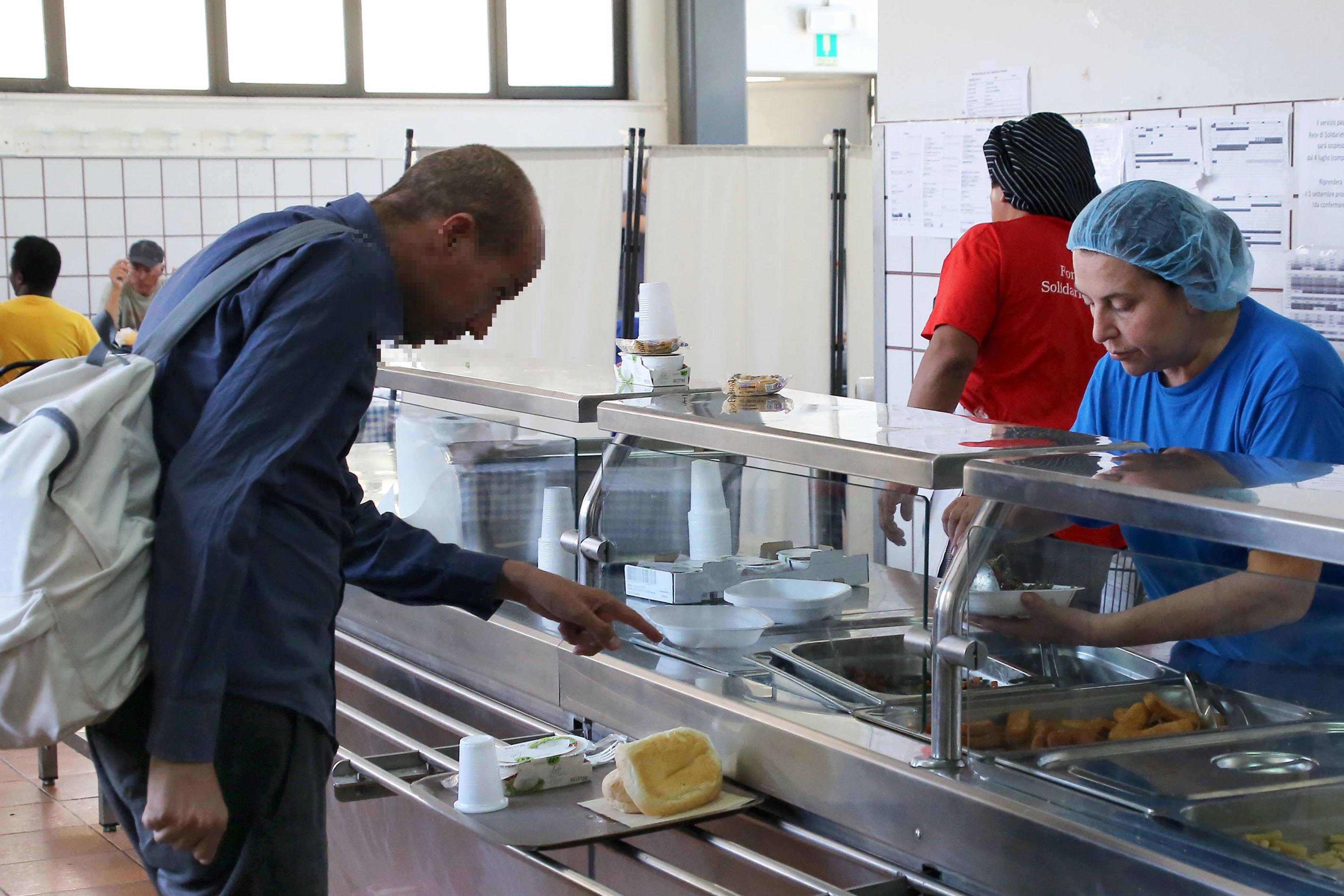 La Caritas e il pasto di Natale. Da asporto, per restare anonimi. “Molti non vogliono farsi vedere”